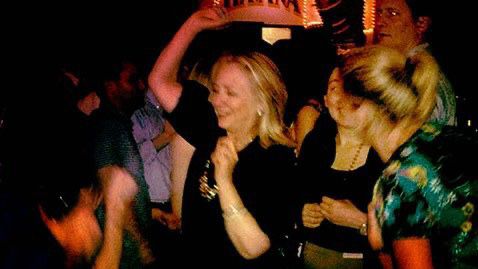 ▲▼希拉蕊PO出熱舞照聲援芬蘭女總理馬林。（圖／翻攝自推特／@HillaryClinton）