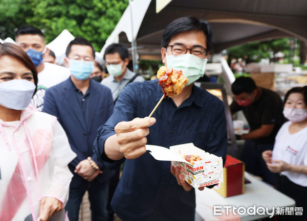 ▲▼陳其邁體驗炸鹹酥雞，狂撒辣粉，表示這包要給柯文哲吃 。（圖／翻攝自陳其邁臉書）