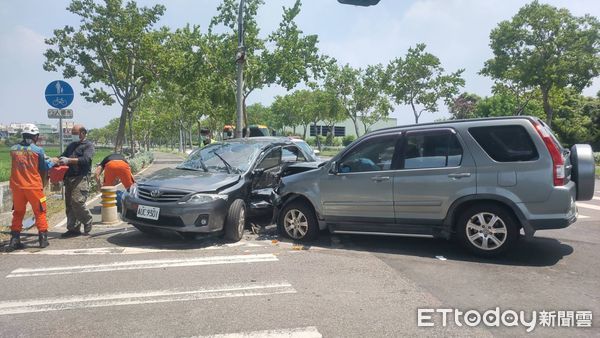 ▲▼苗栗後龍新港三路29日中午發生路口擦撞車禍，2車行經閃燈路口，疑似未禮讓而肇事。（圖／記者蔡文淵翻攝）