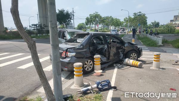 ▲▼苗栗後龍新港三路29日中午發生路口擦撞車禍，2車行經閃燈路口，疑似未禮讓而肇事。（圖／記者蔡文淵翻攝）