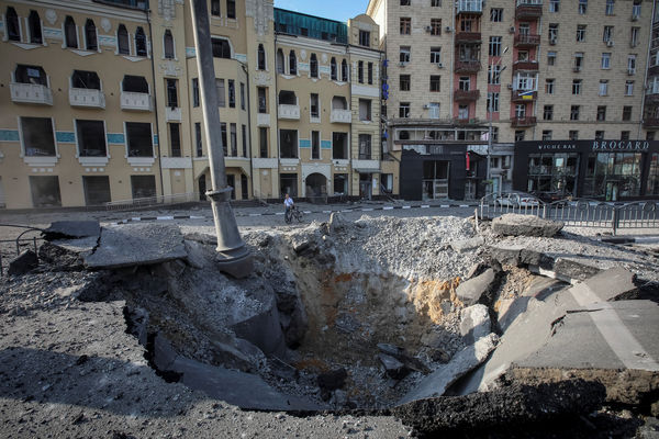 ▲▼俄軍8月27日夜間在烏克蘭哈爾科夫中部發動砲擊，地面留下巨大彈坑。（圖／路透）
