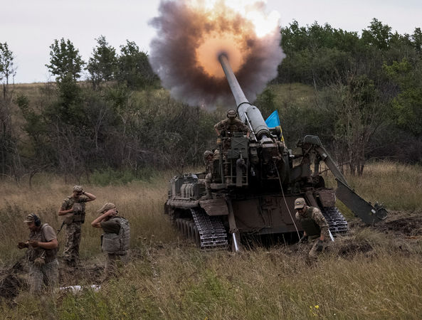 ▲▼烏克蘭士兵8月26日在頓內茨克地區一處軍事陣地發射2S7「牡丹花」自走砲。（圖／路透）