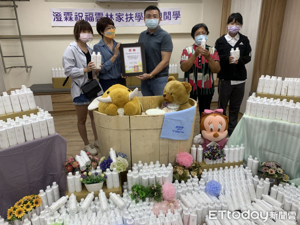 ▲雲林虎尾澄霖沉香今日致贈1000瓶沉香沐浴乳給雲林家扶學子們迎開學。（圖／記者蔡佩旻攝）