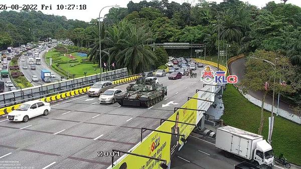 ▲▼馬來西亞陸軍的坦克、軍車連續2天在道路上拋錨，造成交通堵塞。（圖／翻攝自推特）