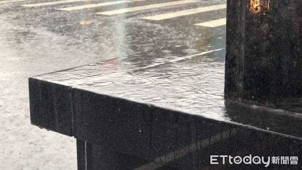 ▲▼台中市區暴雨，時雨量達到72mm，水利署連發10警報。（圖／記者許權毅拍攝）