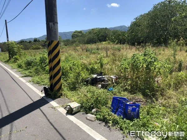 ▲男子騎機車自撞電線桿後，人帶機車倒地，車載物品散落一地。（圖／吉安警分局提供，下同）