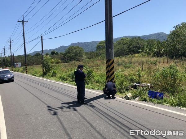 ▲男子騎機車自撞電線桿後，人帶機車倒地，車載物品散落一地。（圖／吉安警分局提供，下同）