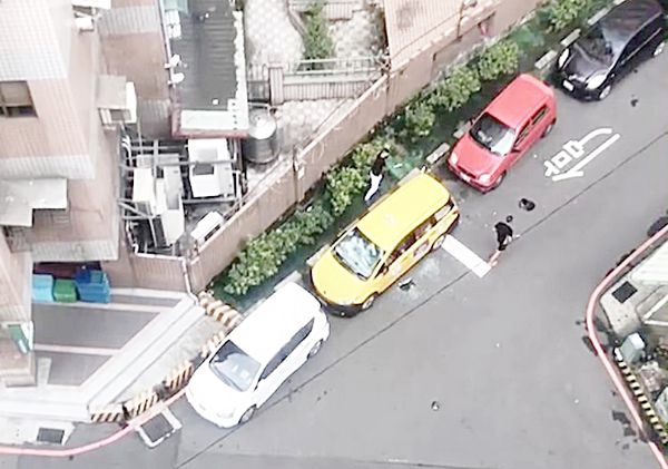 ▲桃園市八德區義勇街1輛計程車今天下午4時許遭2名男子分持球棒砸車。（圖／翻攝自臉書《記憶八德》）