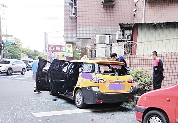 ▲桃園市八德區義勇街1輛計程車今天下午被2名男子持球棒砸車，苦主到場檢視受損情形。（圖／翻攝自臉書《記憶八德》）