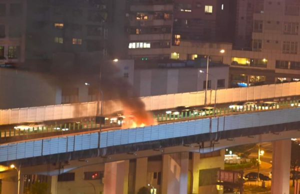 ▲▼快訊／台北市民大道高架上「火燒車」。（圖／翻攝路上觀察學院）