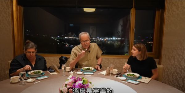 ▲▼莎白的總統級孝親行程，讓爸媽體驗台灣的國宴菜色。（圖／翻攝自YouTube／莎白Elizabeth）