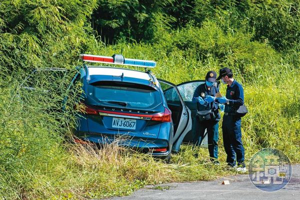 歹徒林信吾持警槍對警車開槍，導致警車失控、衝進草叢。