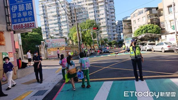 ▲對學校周邊違規停車及汽機車不禮讓行人部分加強勸導取締，並藉由提高見警率，可使往來校門口車輛放慢車速。（圖／記者陳雕文翻攝）