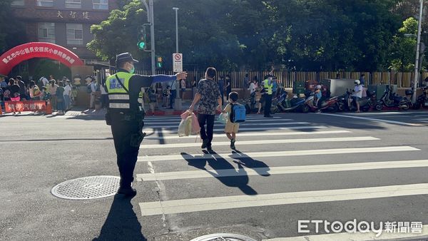 ▲▼開學首日，北市交大動員173名警力，進行校園周遭安全疏導。（圖／記者邱中岳翻攝）