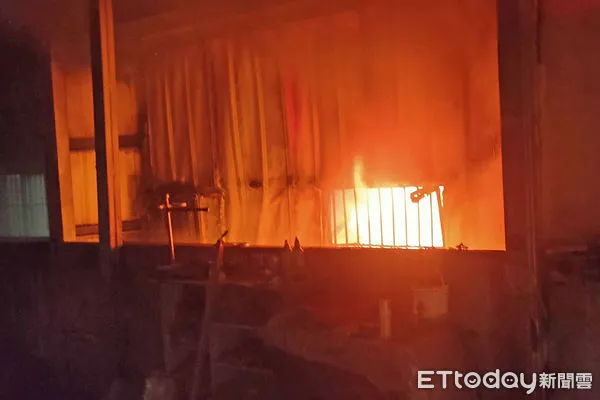 ▲雲林西螺鎮河南里發生民宅火警，一度傳出屋內2人受困，幸最後安全脫困，警消人員將火勢在20分鐘內撲滅控制。（圖／記者蔡佩旻翻攝）