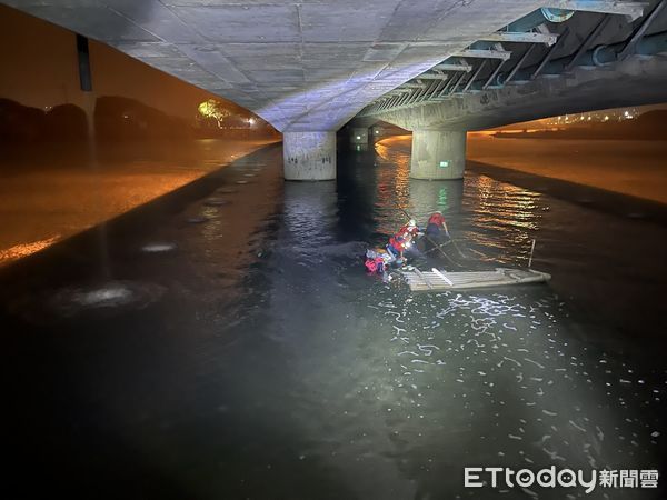 ▲▼警消在頭城鎮竹安橋下打撈捕魚溺斃的林姓男子。（圖／記者游芳男翻攝，下同）