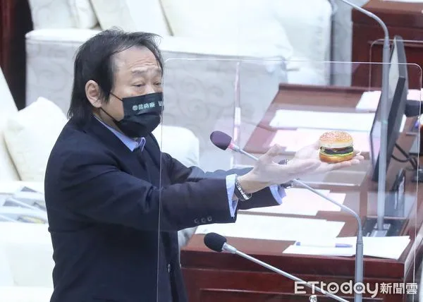 ▲▼柯文哲市政總質詢，王世堅送禮 柯文哲反問王世堅會不會投黃珊珊。（圖／記者屠惠剛攝）