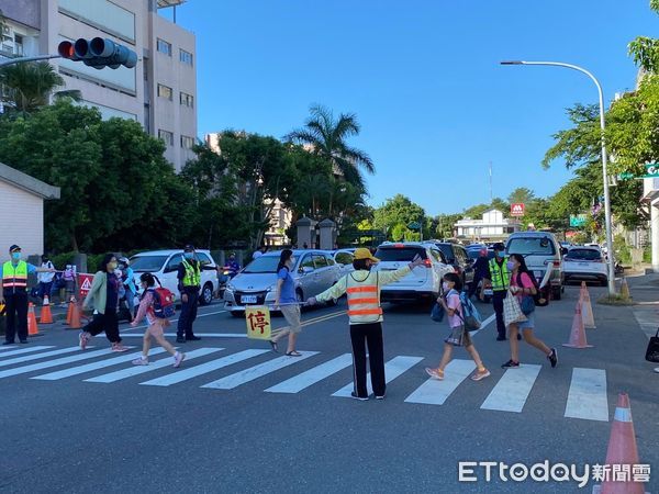 ▲▼學校開學日，台東警全方位啟動「護童專案」協助維持學童上、下學交通秩序，讓所有師生、家長更安心。（圖／台東警分局提供，下同）