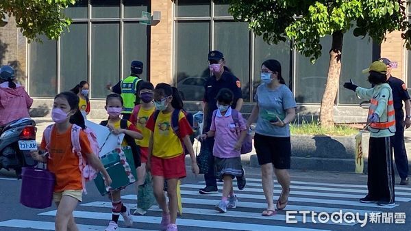 ▲▼學校開學日，台東警全方位啟動「護童專案」協助維持學童上、下學交通秩序，讓所有師生、家長更安心。（圖／台東警分局提供，下同）