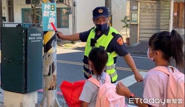 ▲▼學校開學日，台東警全方位啟動「護童專案」協助維持學童上、下學交通秩序，讓所有師生、家長更安心。（圖／台東警分局提供，下同）