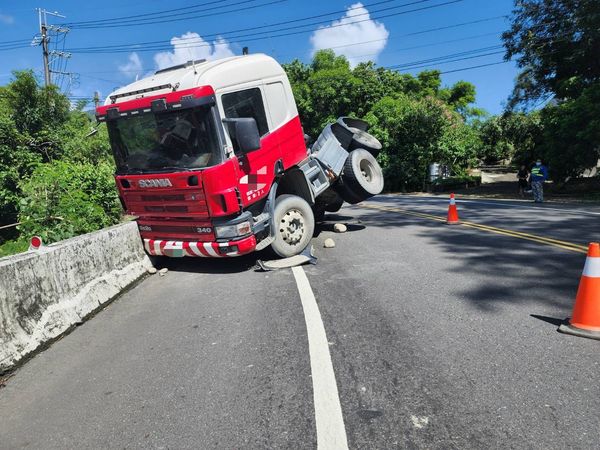 ▲▼過彎車速太快！高雄砂石車180度翻覆，「車頭卡護欄」駕駛急逃出。（圖／記者賴文萱翻攝）