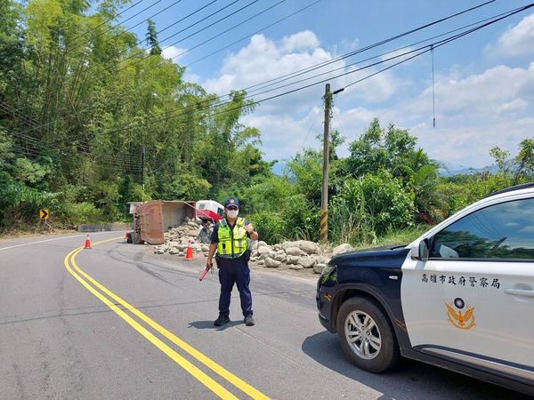 ▲▼過彎車速太快！高雄砂石車180度翻覆，「車頭卡護欄」駕駛急逃出。（圖／記者賴文萱翻攝）