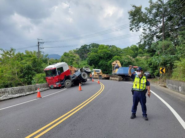 ▲▼過彎車速太快！高雄砂石車180度翻覆，「車頭卡護欄」駕駛急逃出。（圖／記者賴文萱翻攝）