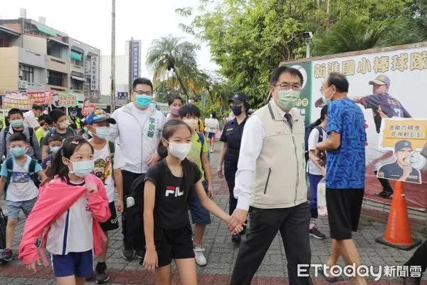 ▲台南市長黃偉哲一早就前往新營區新進國小關心學童上學情形，並向學童叮嚀一定要注意交通安全。（圖／記者林悅翻攝，下同）