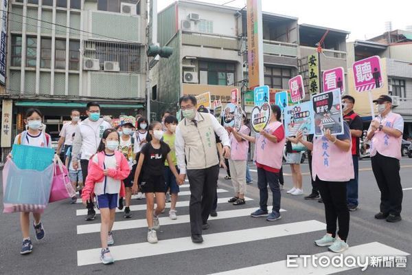 ▲台南市長黃偉哲一早就前往新營區新進國小關心學童上學情形，並向學童叮嚀一定要注意交通安全。（圖／記者林悅翻攝，下同）