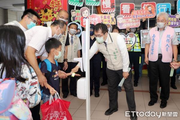 ▲台南市長黃偉哲一早就前往新營區新進國小關心學童上學情形，並向學童叮嚀一定要注意交通安全。（圖／記者林悅翻攝，下同）