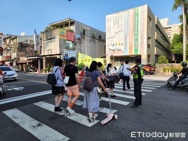 ▲台南市長黃偉哲一早就前往新營區新進國小關心學童上學情形，並向學童叮嚀一定要注意交通安全。（圖／記者林悅翻攝，下同）