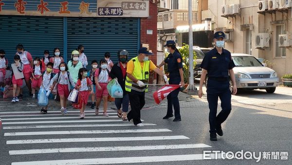 ▲台南市長黃偉哲一早就前往新營區新進國小關心學童上學情形，並向學童叮嚀一定要注意交通安全。（圖／記者林悅翻攝，下同）