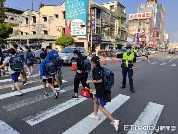 ▲111學年度第1學期開學日，台南市警察局動員所屬各分局、交警大隊、婦幼隊等，一早於各管轄區同步執行護童勤務，協助指揮疏導車輛。（圖／記者林悅翻攝，下同）