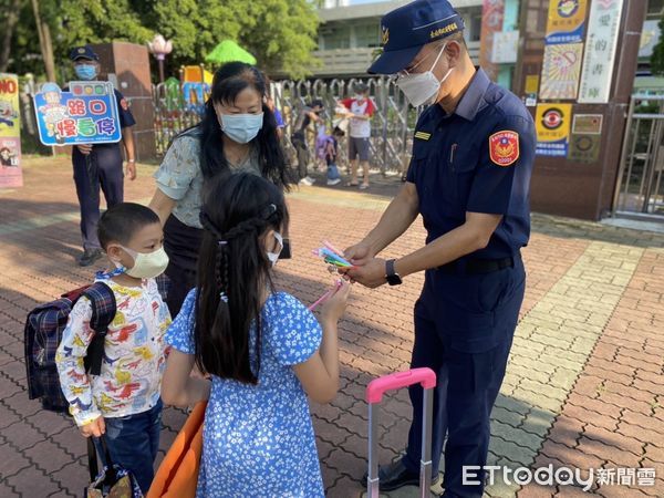 ▲111學年度第1學期開學日，台南市警察局動員所屬各分局、交警大隊、婦幼隊等，一早於各管轄區同步執行護童勤務，協助指揮疏導車輛。（圖／記者林悅翻攝，下同）