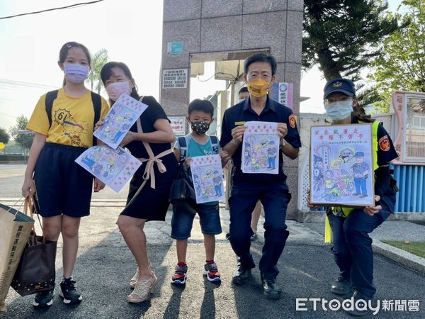 ▲111學年度第1學期開學日，台南市警察局動員所屬各分局、交警大隊、婦幼隊等，一早於各管轄區同步執行護童勤務，協助指揮疏導車輛。（圖／記者林悅翻攝，下同）