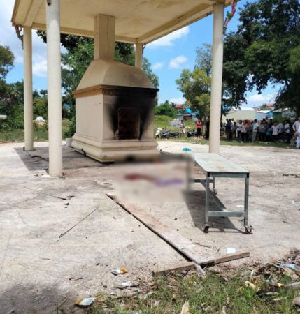 火葬爐突然爆炸，爐門砸中鴻森的頭部，現場血跡斑斑。（翻自cambodiaflashnews.com）