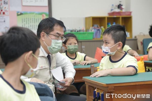 ▲台南市長黃偉哲一早親往安平區新南國小，迎接學生返校實體上課，並視察關心學校防疫準備。（圖／記者林悅翻攝，下同）