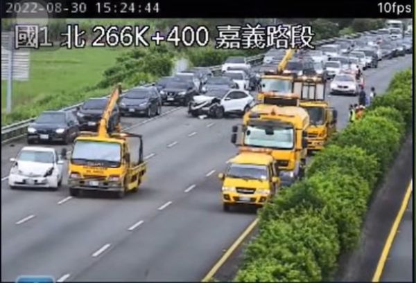 ▲▼        國道一號南下嘉義路段2車追撞緩撞車     。（圖／翻攝畫面）