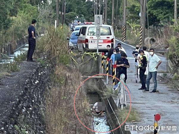 ▲▼男子不明坐水溝中身亡，警方進行相關搜證。（圖／記者游芳男翻攝，下同）