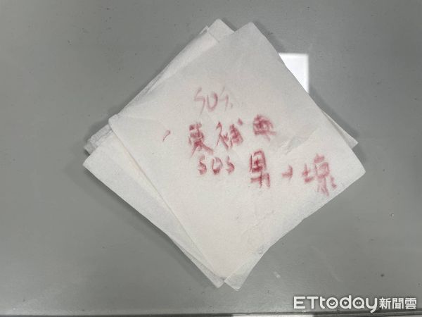 ▲遊客在商店衛生紙上寫上「柬埔寨SOS求救」字樣惡作劇，遭警方法辦。（圖／記者高堂堯翻攝，下同）