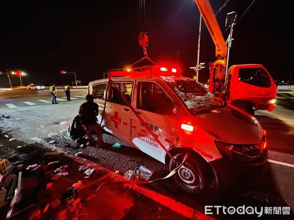 ▲▼台中救護車被撞「飛轉3圈」翻覆3傷。（圖／民眾提供）