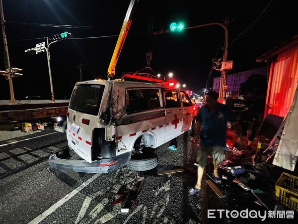 ▲▼台中救護車被撞「飛轉3圈」翻覆3傷。（圖／民眾提供）