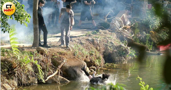 女兒們接棒1／小S大女兒拍戲超難賺　被打還跌水池…臉泡髒水憋氣15秒不敢動