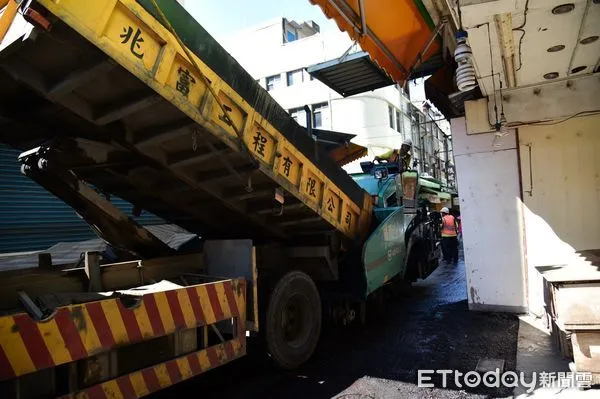▲▼復興市場周邊的公正街與復興街執行刨鋪作業。（圖／花蓮市公所提供，下同）
