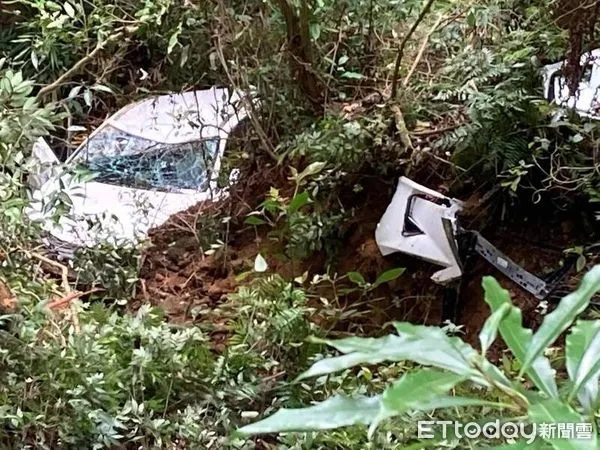 ▲6旬夫婦同遊九份二山，座車卻翻落山谷，所幸獲埔里警方及時救援。（圖／記者高堂堯翻攝，下同）