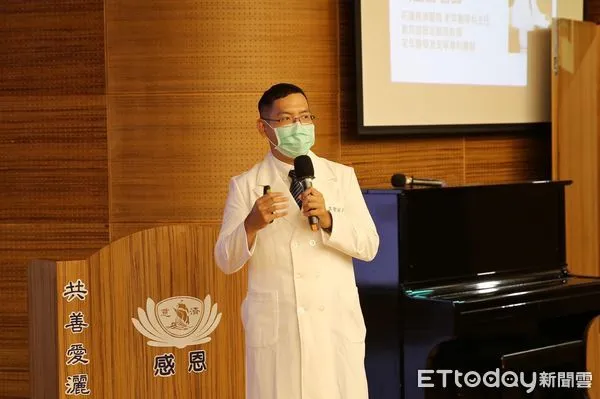 ▲▼花蓮慈院老年醫學科主任高聖倫帶領種子師資認識長者肌少症，並分享簡單檢測肌少症的方式。（圖／慈濟醫學中心提供，下同）