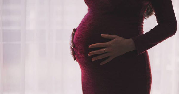 婦人為了保住胎兒拒絕化療，竟遭到丈夫冷血對待。（示意圖／Pixabay）