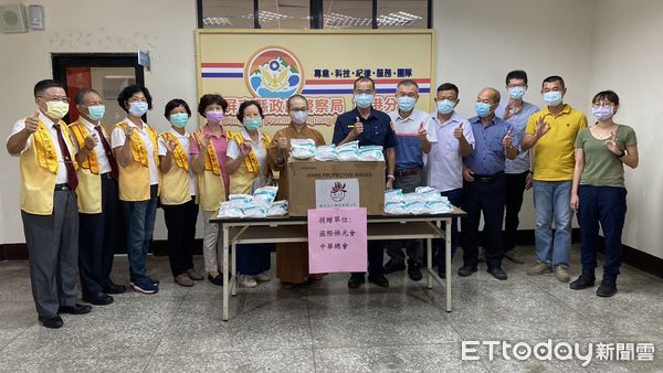 ▲佛光山潮州講堂監寺妙辰法師代表致贈口罩給東港警分局            。（圖／記者陳崑福翻攝，下同）