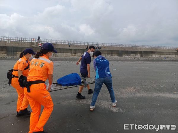 ▲安平商港北堤海灘處發現1隻活體海龜擱淺，經通報海巡等單位積極救援，後續由國立海洋生物博物館派員帶回安置。（圖／記者林悅翻攝，下同）