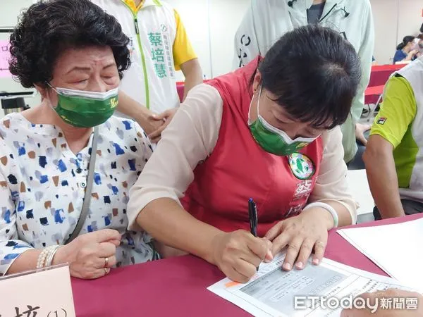 ▲蔡培慧在母親陪同下正式登記參選南投縣長。（圖／蔡培慧競選總部提供，下同）